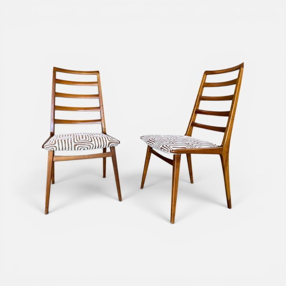 Image 1 of 6 chaises en noyer – années 1970 – vintage – retapissées