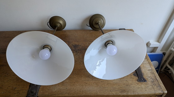Image 1 of Deux suspensions identiques, abat-jour en verre opalin blanc, années 1920/1930