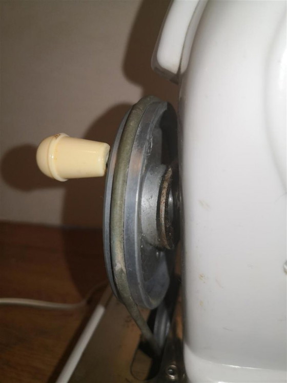 Zeldzame antieke speelgoednaaimachine Ma Cousette / Retro vintage jaren 60 – Ma Couestte (photo 11 of 16)