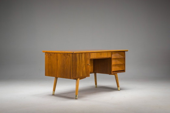 Image 1 of Freistehender Schreibtisch in Nussbaum, 1960er Jahre