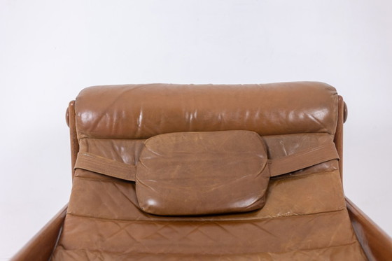 Image 1 of Loungestoel en voetenbank in blond iepenhout en leer. 1970s