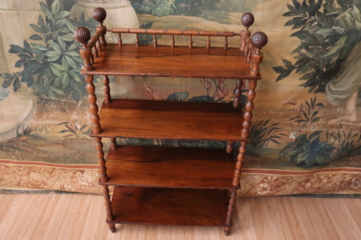 Vecchio scaffale su gambe di legno tornite