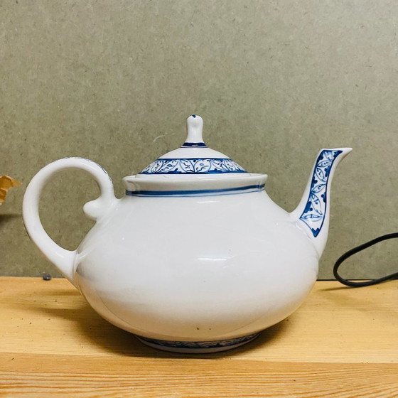 Image 1 of Théière vintage en porcelaine blanche et bleue peinte à la main