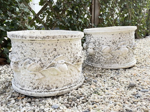 2 grands pots de fleurs décoratifs vintage en ciment