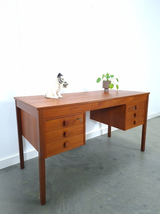 Image 1 of Teak vrijstaand bureau met lade uit Denemarken