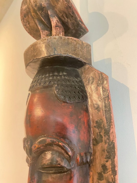 Image 1 of West-Afrikaans houten masker met vogelbekroning – handgesneden, 20e eeuw