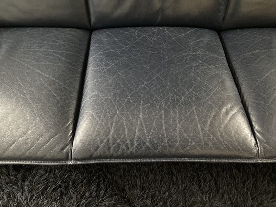 Driezitsbank, donkerblauw leer, Leolux Bora Bora, 3-5 zitsbanken, Modern (foto 4 van 5)