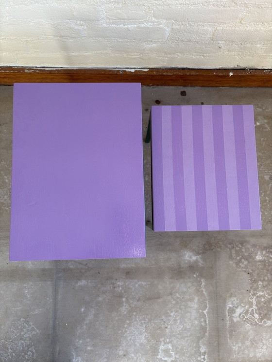Image 1 of Set aus 2 Beistelltischen / Pflanzentischen, lila gestreift