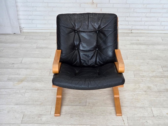 Image 1 of Sillón de diseño noruego, años 70, modelo "Kengu", cuero, madera curvada.