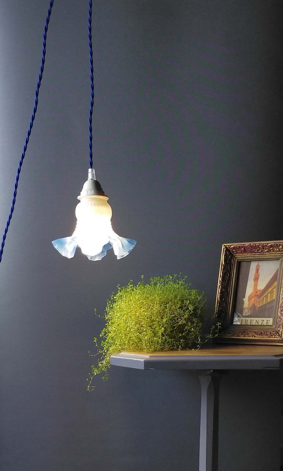 Image 1 of Tulip-shaped portable lamp in glass with blue trim