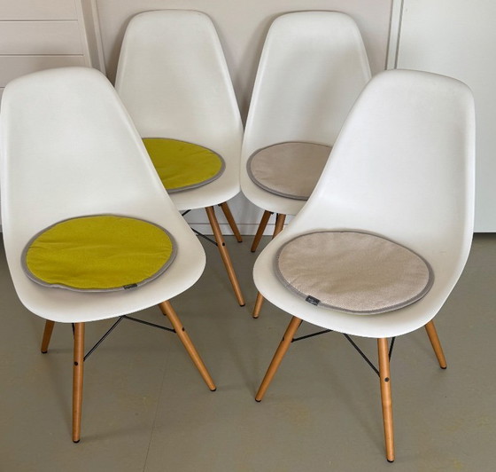 Image 1 of 4x Vitra eames dsw stoelen met seat dots kussens