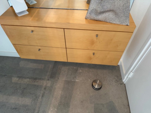 Kompakte Kommode / Sideboard aus hellem Holz – 110 × 50 × 42 cm – ladekasten, Metal, Wood