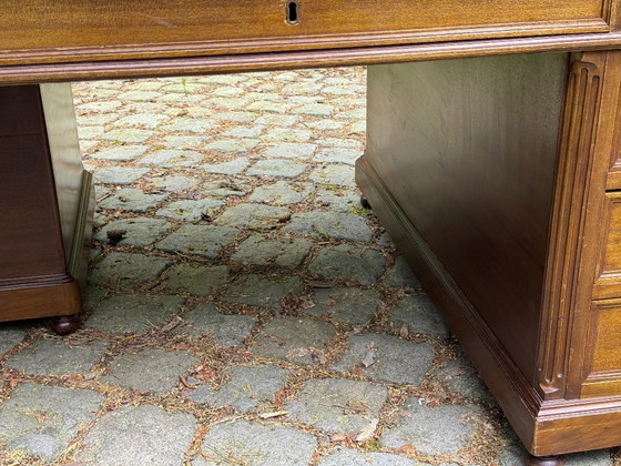 Image 1 of Scrivania da ministro/a per partner, 160x120 cm, mogano e rovere. 15 cassetti. Inglese.