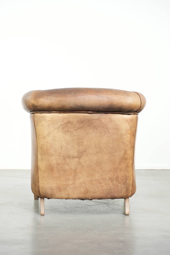Image 1 of Heerlijke stoere cognac kleurige schapenleren clubfauteuil met een mooie vintage look in Engelse stijl