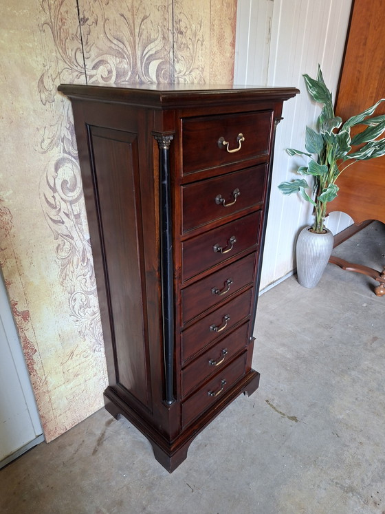 Image 1 of Cassettiera classica in mogano, schedario, stile Impero. Dimensioni: 62x45 cm e 137 cm di altezza.