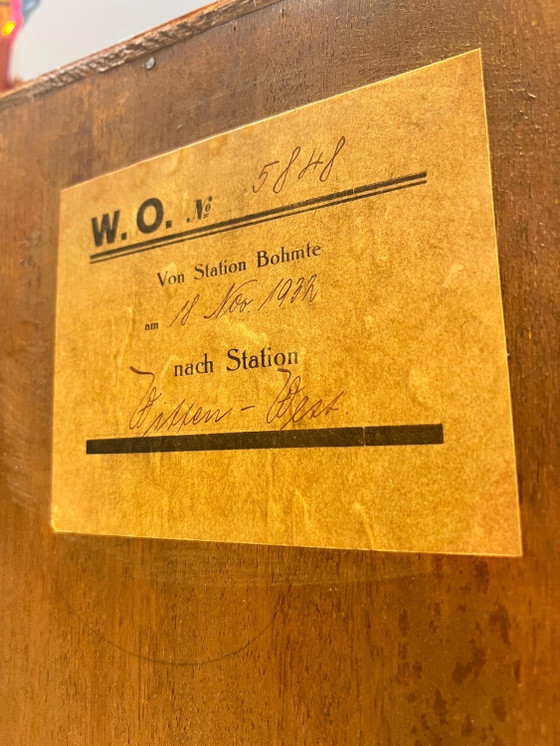Monumentales Art Deco Sideboard mit Vitrinenaufsatz & Marmorplatte, dokumentiert 1932 – Nussbaum Wurzelholz (photo 11 of 11)