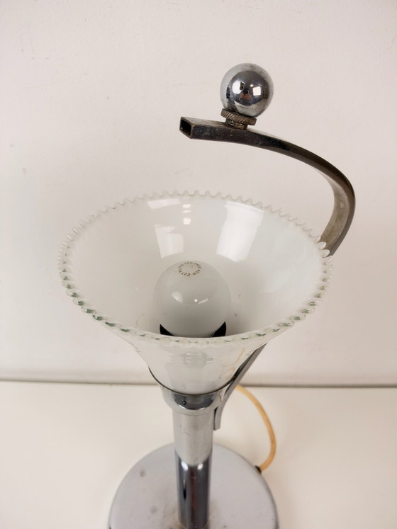 Tischlampe im Art Deco-Stil, verchromt, modernistisches Design, Tischlampen, Glas, Weiß (Foto 8 von 10)