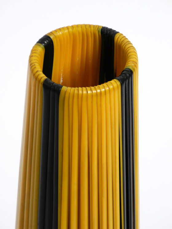 Image 1 of Seltene schöne Mid-Century Modern Tripod Messing Tischlampe mit Wrapped Nylon Strip Lampenschirm