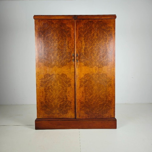Kompakter Herrenkleiderschrank im englischen Art-Deco-Stil aus hellem Wurzelnussholz – kledingkasten, Wood (photo 2 of 17)