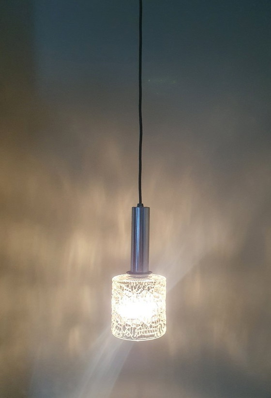 Image 1 of Suspension futuriste en verre craquelé avec luminaire chromé.