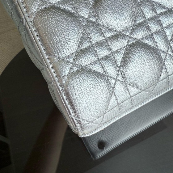 Image 1 of DIOR DONNA PICCOLO - PELLE DI VITELLO METALLIZZATA CANNAGE, ARGENTO, FERRAMENTA ARGENTO