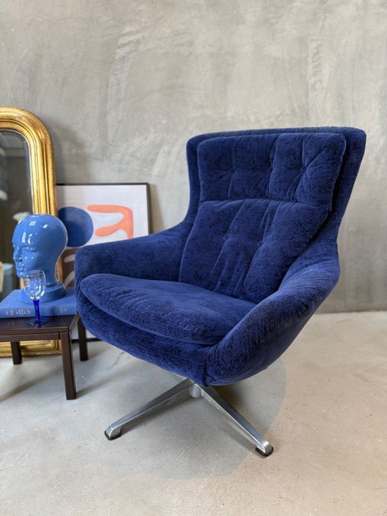 Image 1 of Vintage swivel egg chair