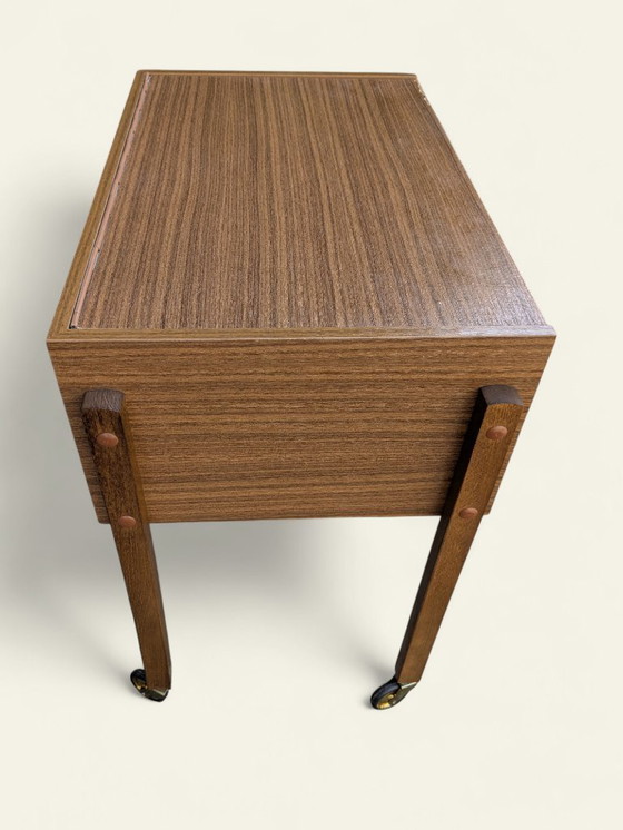 Image 1 of Une rareté ! Armoire à roulettes de couture vintage des années 70 - dessus ouvrant, utilisation polyvalente, design Mid Century