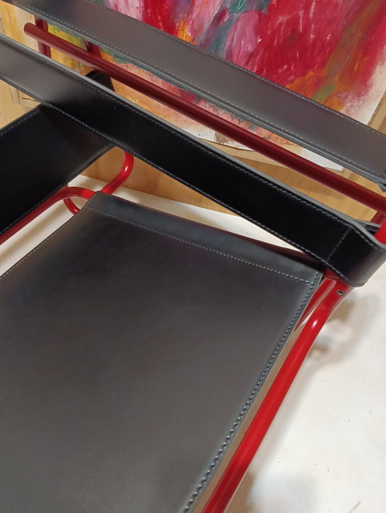 Image 1 of Bolso Knoll Wassily B3 rojo mate, nuevo-usado, en piel negra, de Marcel Breuer.