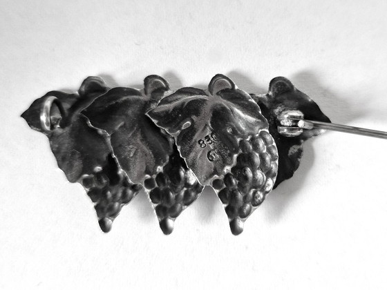 Image 1 of Broche danoise en argent représentant des grappes de raisin - Poinçonnée