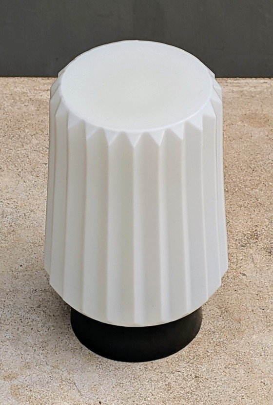 Image 1 of Lampada da soffitto Philips in bachelite con vetro opalino.