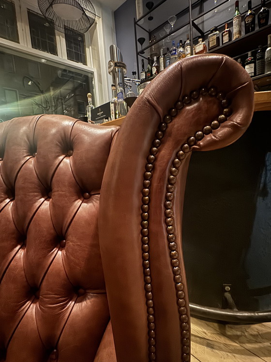 Image 1 of Chesterfield Queen Anne Sessel mit hoher Rückenlehne, extra breiter antiker Sessel aus herbstbraunem Leder