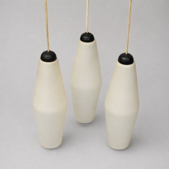 Image 1 of Set di 3 lampade a sospensione vintage – vetro bianco opaco con paralume nero