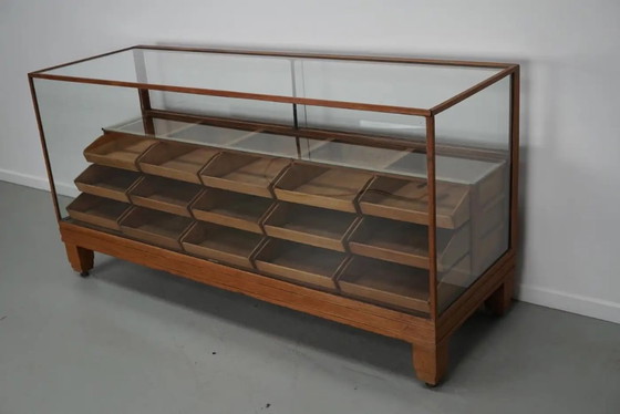 Image 1 of Vitrina o mostrador de mercería antiguo británico de roble, años 20/30.