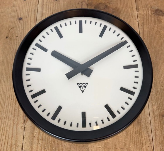 Industrial Bakelite Factory Wall Clock from Pragotron, 1960s – Glass, Plastic (photo 10 of 16)
