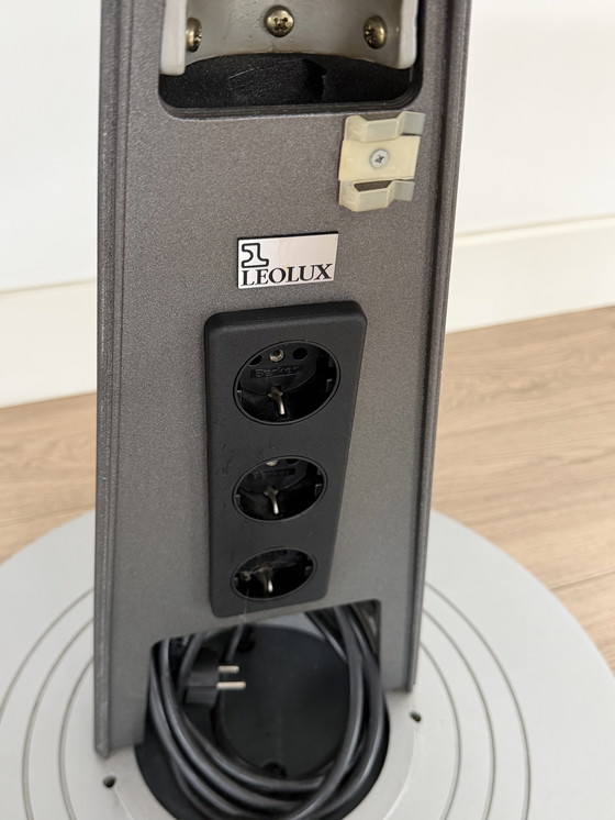 Image 1 of Mesa auxiliar Leolux Calumet diseñada por Hugo de Ruiter.