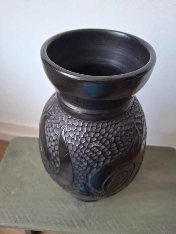 Image 1 of Tall black bakelite vase with unusual tulip decor, beautiful vintage object in very good and usable condition!