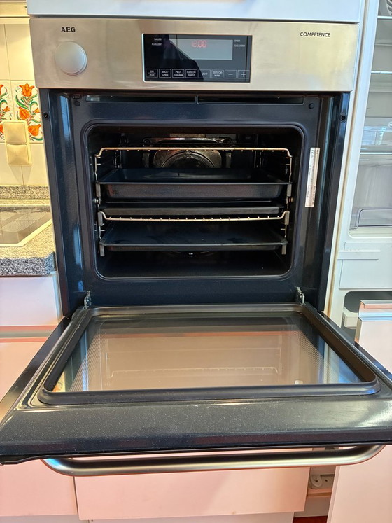 Cucina componibile vintage bianca con piano di lavoro in granito e Gaggenau, Miele, Neff (photo 5 of 11)