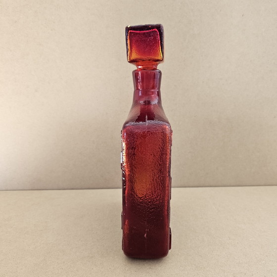 Image 1 of Vintage Italienische Rote Glas Karaffe mit Stopfen Empoli Glass 1960er-70er Jahre Dekoobjekt Relief geometrische Formen