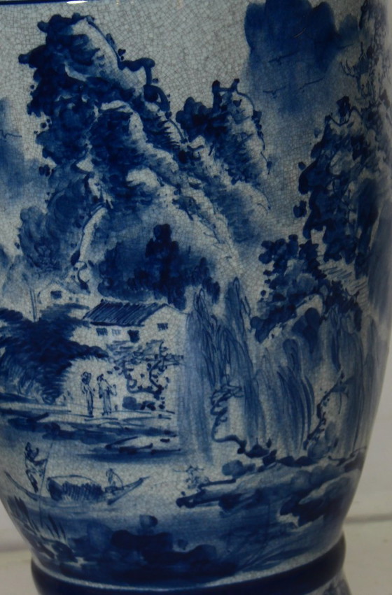 Image 1 of Een paar monumentale Chinese vazen met kobaltblauwe decoratie, eind 20e eeuw.