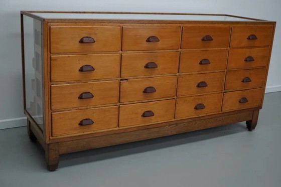 Image 1 of Antieke Britse Esdoorn- en Eikenhouten Fourniturenkast / Winkeltoonbank, 1920/30s