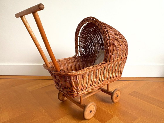 Image 1 of Vintage retro schattige oude rieten poppenwagen uit de jaren 60/70