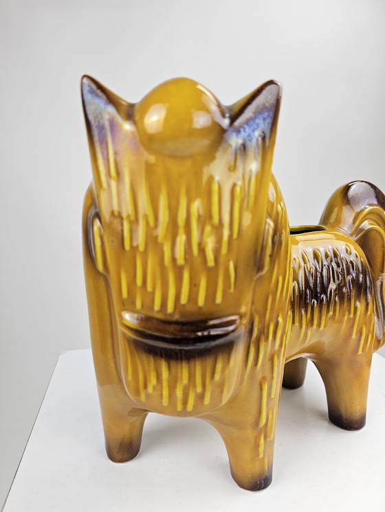 Image 1 of Pot à plantes en céramique jaune en forme de cheval (Italie)