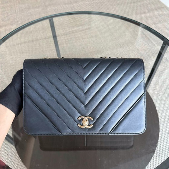 Image 1 of Chanel Flap Medium - Piel de becerro 27CM Chevron Negro Herrajes Dorados Serie 27