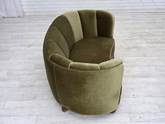 Image 1 of Dänisches 2-Sitzer-Sofa „Banane“ aus den 1970er Jahren, grüner Möbelveloursbezug, Beine aus Eichenholz.