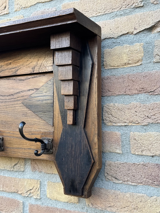 Image 1 of Porte-manteau de l'école d'Amsterdam | vers 1920 | Chêne massif | Une pièce qui attire tous les regards