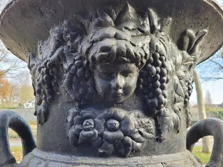 Grote antieke gietijzeren plantenbakken op sokkel jardinière, Zwart, Vintage (foto 14 van 14)