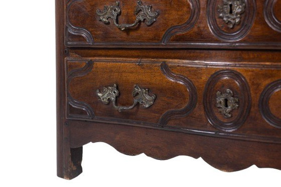 Parijse commode met 5 laden, van massief walnotenhout, uit de Lodewijk XIV-periode. – H.E., Ladekasten, Wood (photo 9 of 11)