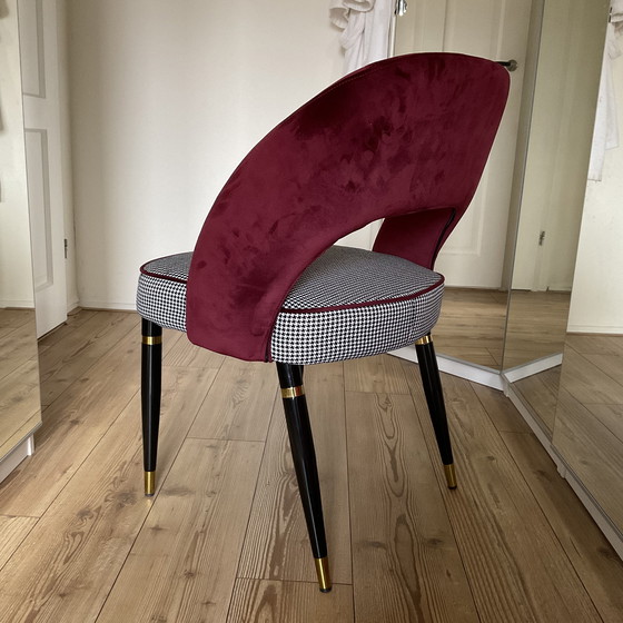 Image 1 of Belles chaises de salle à manger tendance blanches et rouges avec des accents dorés