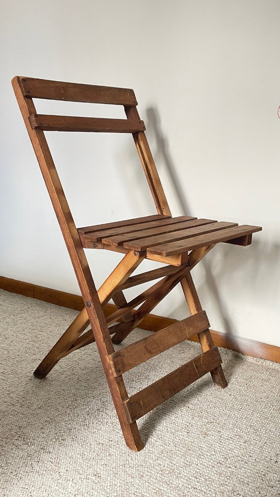 Image 1 of Antieke opklapbare houten stoel, een praktische en geometrische zitplaats. We zijn helemaal gecharmeerd van deze antieke stoel.