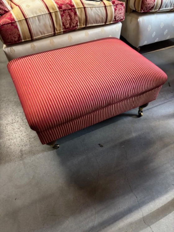 Image 1 of Divano a 3 posti, 2 poltrone e pouf, realizzati a mano in stile inglese.